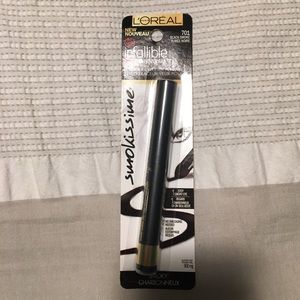 L’Oréal powder eyeliner pencil.